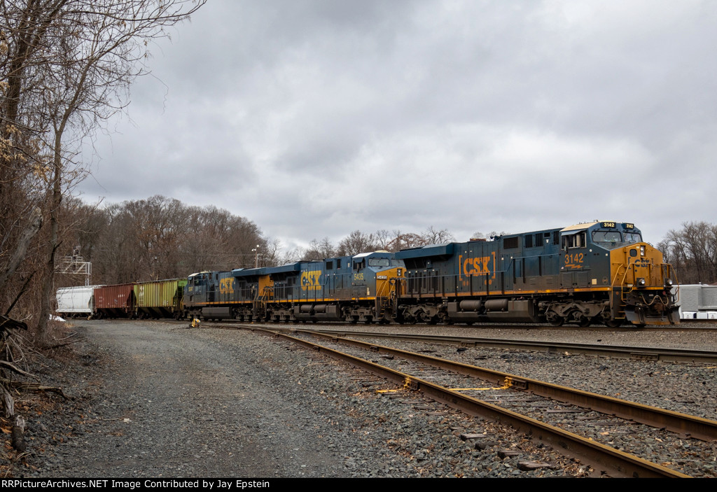 A Trio of GE's lead M424 into West Springfield Yard